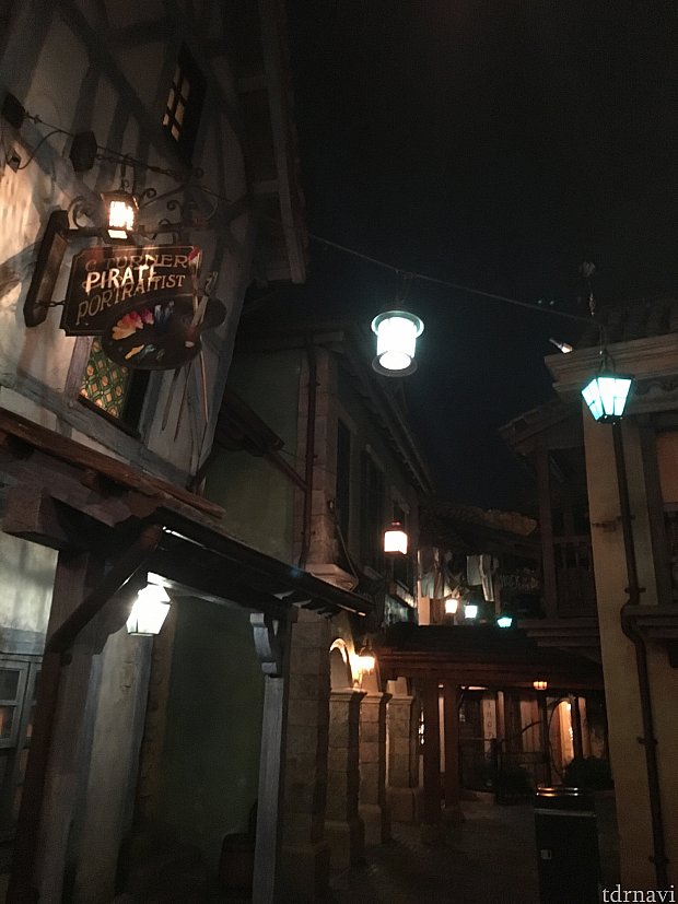 レストラン付近の路地。映画の中に入り込んだよう。