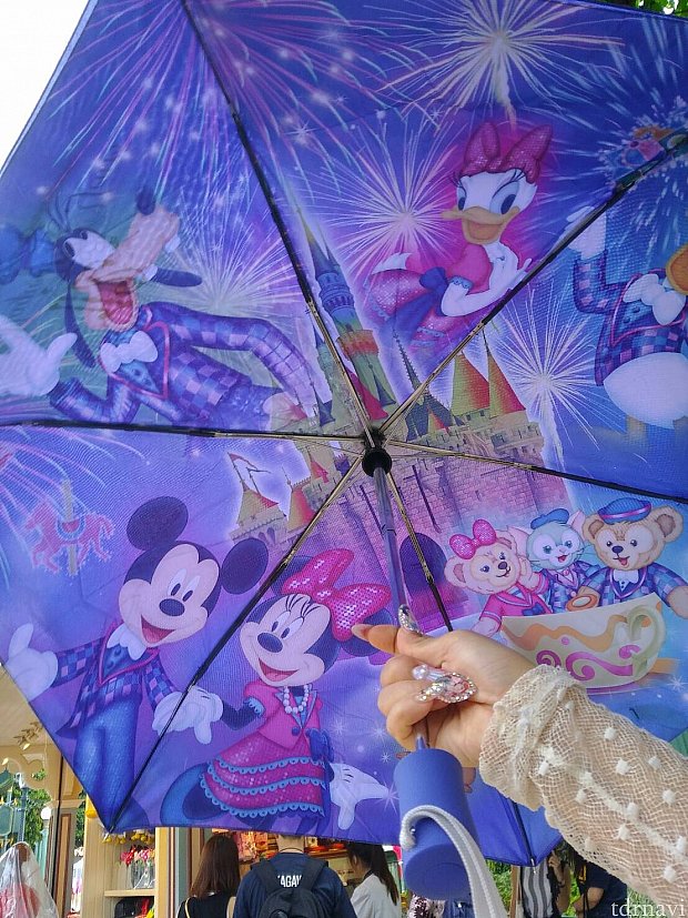 傘。外側はかなりシンプルで、中に絵が書いてある東京ディズニーリゾート方式です。