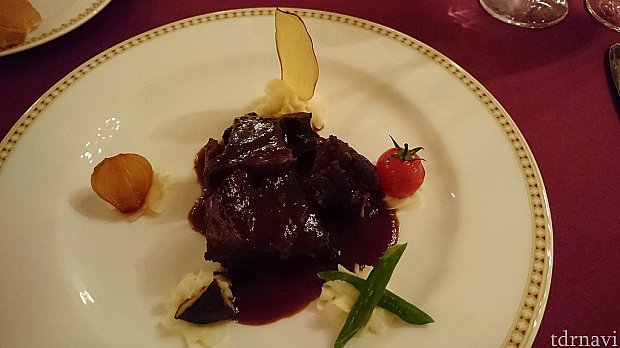 牛頬肉の赤ワイン煮込み。牛ほほ肉すっごくやわらかくて美味しかった(*≧∀≦*)もう一切れぐらい多めに欲しかったよ~