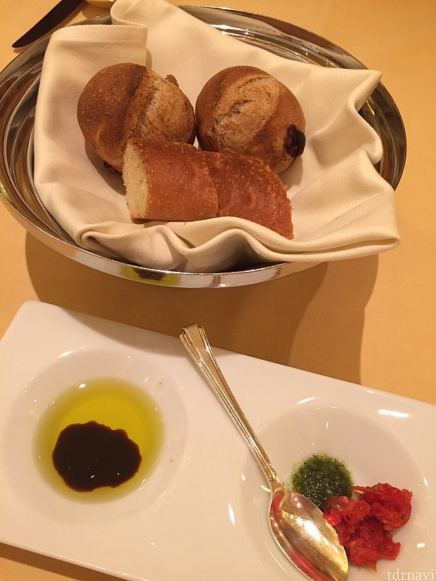 レーズンとクルミのパンと黒胡椒のパン。どちらも私好み(^^)