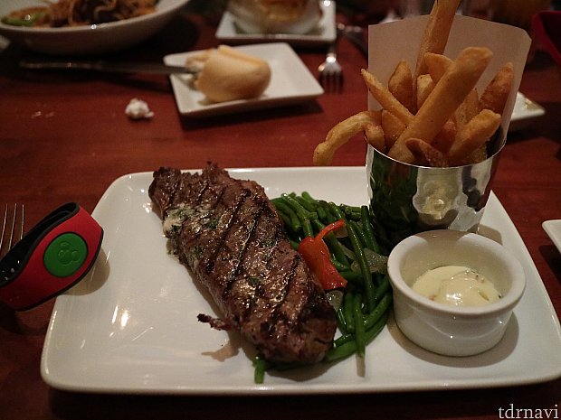 私はGrilled Strip Steakを頼みました。大きい!食べごたえありです。