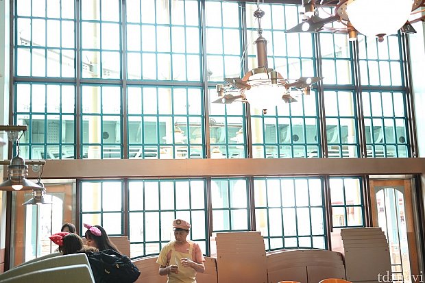 明るい店内!この日は曇り空でしたが外の陽の光がたくさん降り注いで来ます写真撮影は逆光に注意して下さい!ストロボを焚くのがお勧めです!