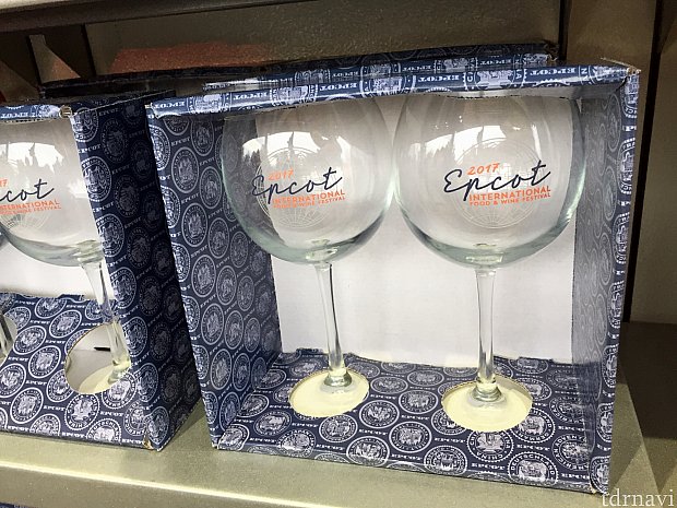 品の良い箱入りのワイングラスセットもあります。$26.99