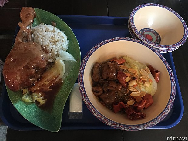 左がターキーレッグご飯98元。右が宮保鶏飯70元。これにドリンクが付きます
