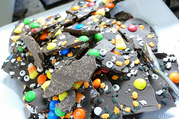 ここからはデザート!ハロウィン限定と思われる、目玉をふんだんに盛り込んだチョコレート。