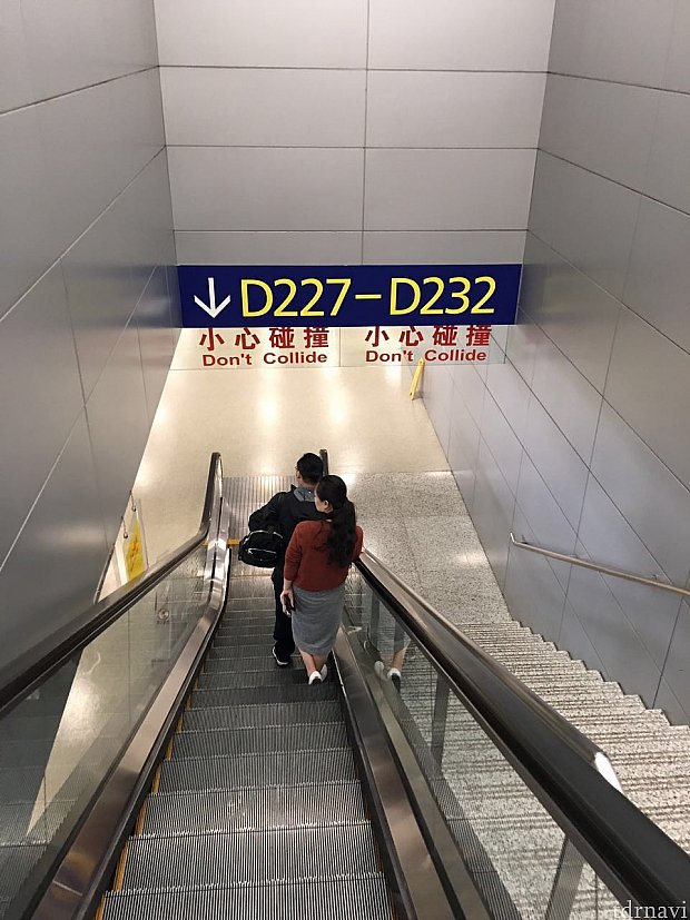 エスカレーターで降りて搭乗口へ向かいます。