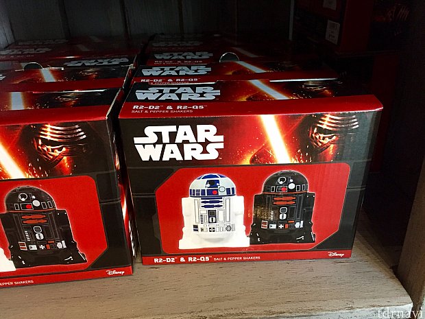 R2D2とR2Q5の塩胡椒入れ。箱入りです。