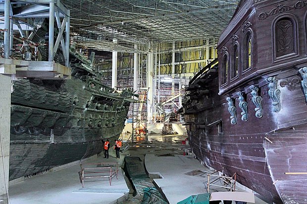 「カリブの海賊」の工事風景。大きくてリアルな海賊船が2隻！左側はブラックパール号でしょうね。