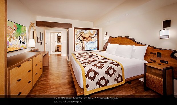 ベッドルームも、木製ヘッドボードが良いアクセントに。Copyright 2017 The Walt Disney Company.