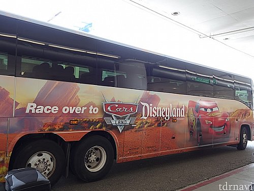 バス停には大型バスがたくさんやってくるのですが、ディズニーランド・リゾート・エクスプレスは全てカーズランドのデザインになっているので探しやすいです（2015年5月時点）。バスは空いているスペースに適当に停車するので荷物を持って移動しましよう。