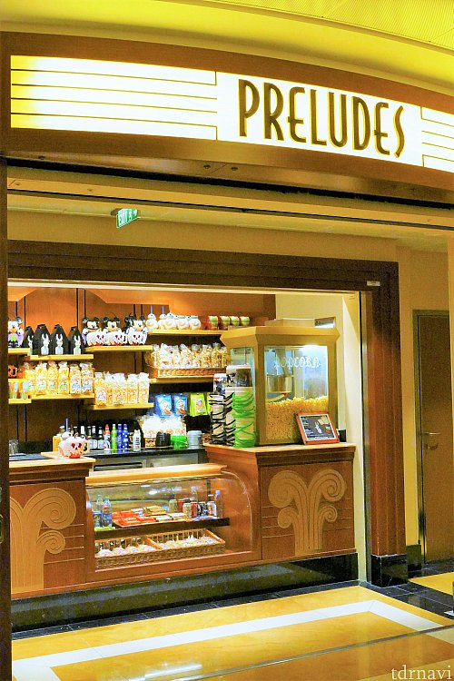 プレリューズシアター前にあり、ポップコーンやスナック、飲み物などを販売しています。ここの手前の広場でグリーティングが実施されることも多く、パーソナルナビゲーターなどに”Preludes”と書いてあったら、ここのことです！
