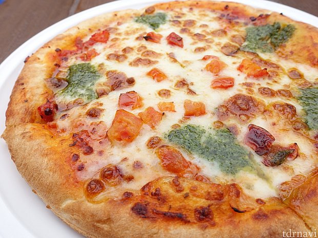 トマトとモッツァレッラのピッツァ（670円）冷凍ピザをちょっとリッチにした雰囲気です。