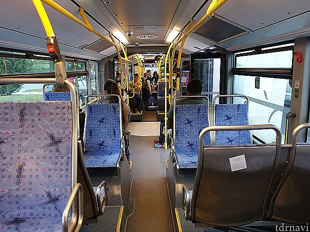 無料シャトルバスの車内。バス2台分の広さがあるのでかなりの人数が乗れます。後方車両の方が座席が多いので座りたいなら後方車両がオススメ。