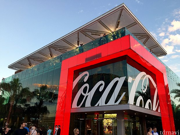コカ コーラ ストアがディズニーワールドにオープン ポーラーベアのグリーティング 屋上バー 限定グッズ