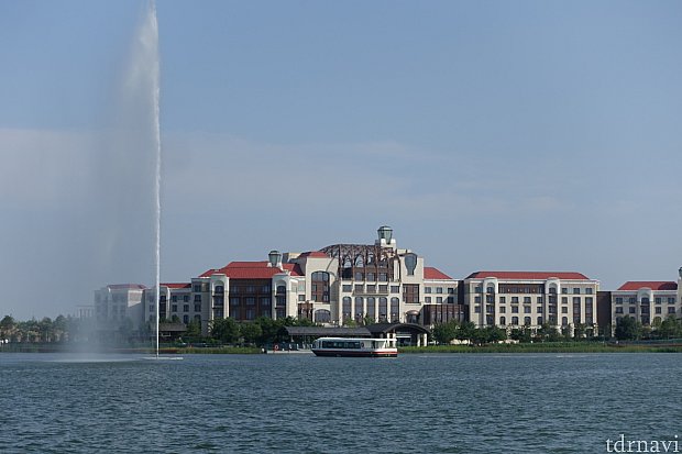 ラグーンの対岸に見えるのが上海ディズニーランドホテルです。