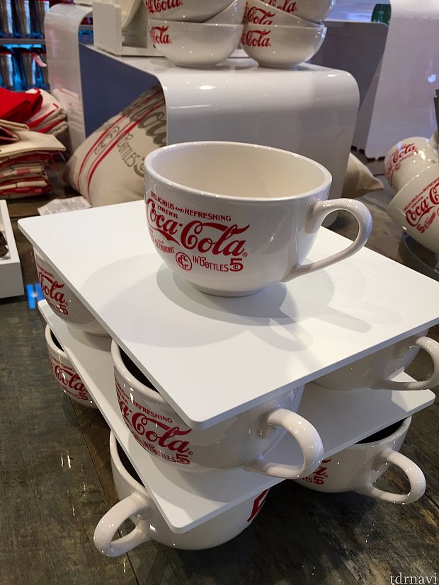 大きなカフェオレカップ。コカ・コーラと書いてありますが…