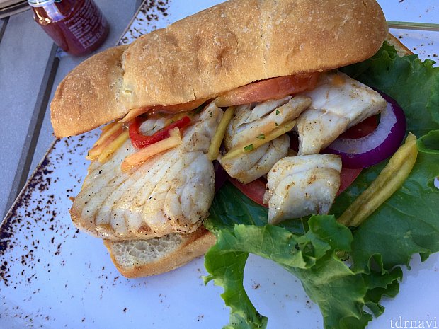 フロリダで採れた白身魚と、マンゴパパイヤサルサ、野菜が入ったこのサンドイッチはかなりいけていました。