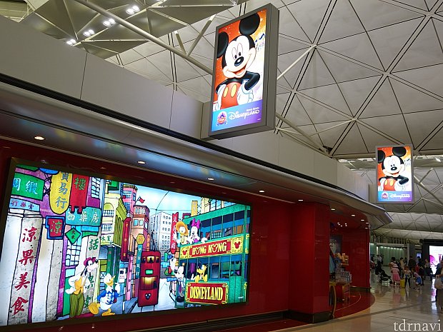 香港国際空港（第1ターミナル）の出国エリアにあるディズニーショップは最新のディズニーグッズが揃ってました。セール品は置かれてなかったです。