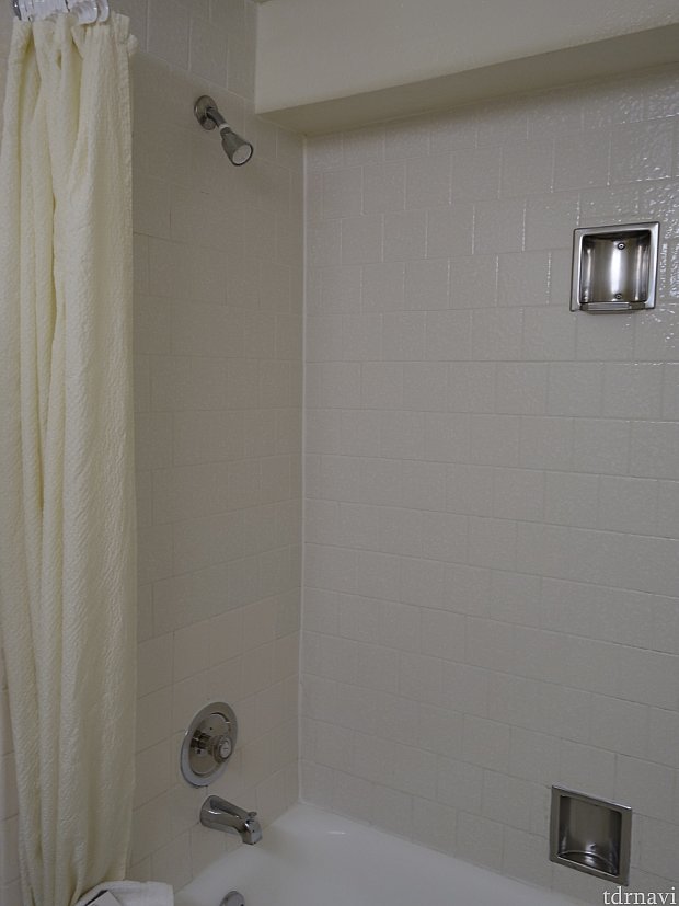 シャワーに切り替えるには、お湯を出しながら蛇口の上部に付いているレバーを上に引き上げます。必ずシャワーカーテンを浴槽の内側に入れておきましょう。