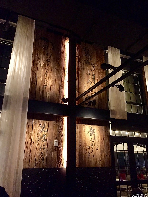 漢字が書かれた板の壁。アジアのテイストがこちらから感じられます。ライトアップされて木の暖かい感じが伝わってきます。