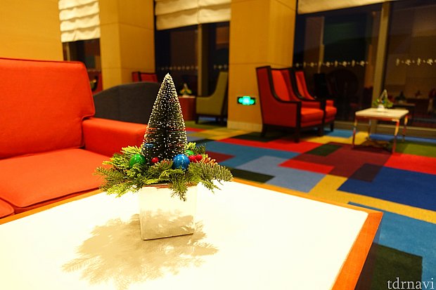 トイストーリーホテルのロビー。音楽がクリスマスソングに変わっていました。