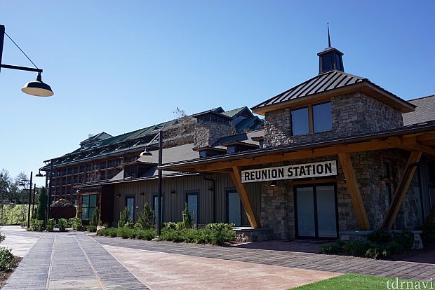 工事中のエリアに面して、Reunion stationと言う看板が付いた建物が既に完成されていました。周辺が列車の駅のような雰囲気に。地面には線路も。