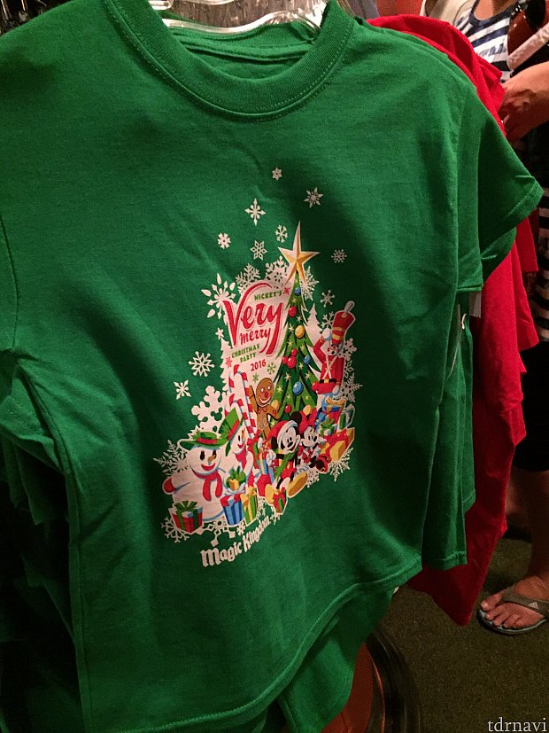 こちらはスペシャルイベント、ミッキーのベリーメリークリスマスの限定Tシャツ。クリスマスカラーです。子供用から大人サイズまでありました。