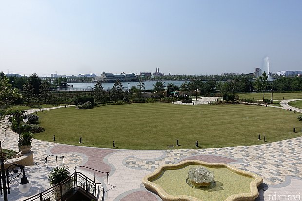 ロビーからの眺めも最高！正面に上海ディズニーランドのキャッスルが見えます。