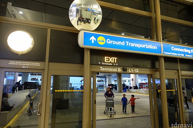 Tom Bradley International Terminal（TBIT）の場合は、到着ロビーの一番右側にある出口（L1-13）を出て右に曲がればスーパーシャトルの乗り場があります。