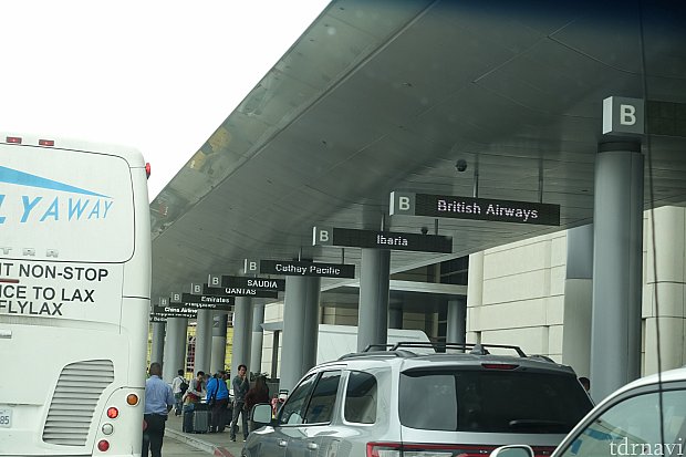 パラダイスピアホテルを出発して45分ほどでロサンゼルス空港（LAX）へ到着！ANAだったのでTom Bradley International Terminalで下車でした。
