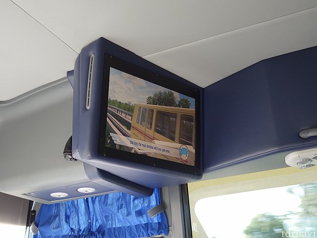 バス内のモニターではウォルトディズニーワールドの紹介ビデオが流れています。