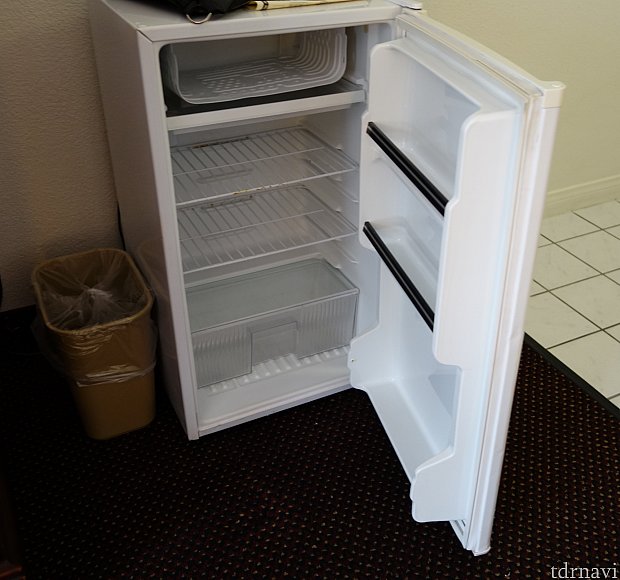 冷蔵庫も完備。上部には簡易的な冷凍庫が付いています。部屋によっては電子レンジも付いているそうです。
