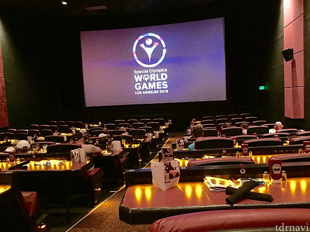 Wdw 映画と食事が同時に楽しめる ダイン イン シアター を体験レポ In ダウンタウンディズニー