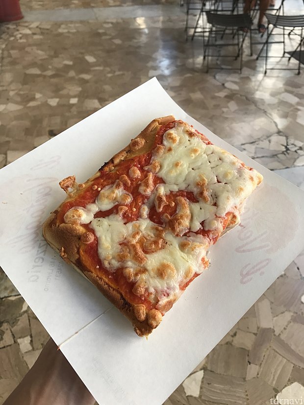 ナポリといったら、ピザを食べたりも！