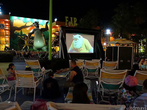 夜はプールサイドでディズニー映画の上映会が開催されます。