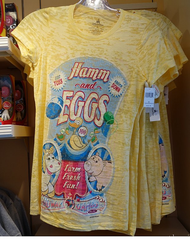 「トイ・ストーリー・マニア！」のTシャツです。女性用でウエストラインが細身になっています。バターカップとハムが可愛いです。