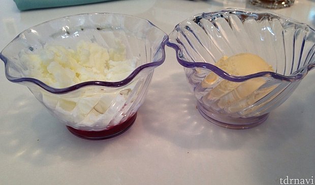 左はシェイブアイスにラズベリーソース。右のアイスクリームには、パッションフルーツアイスがあり、これがイチオシ！！