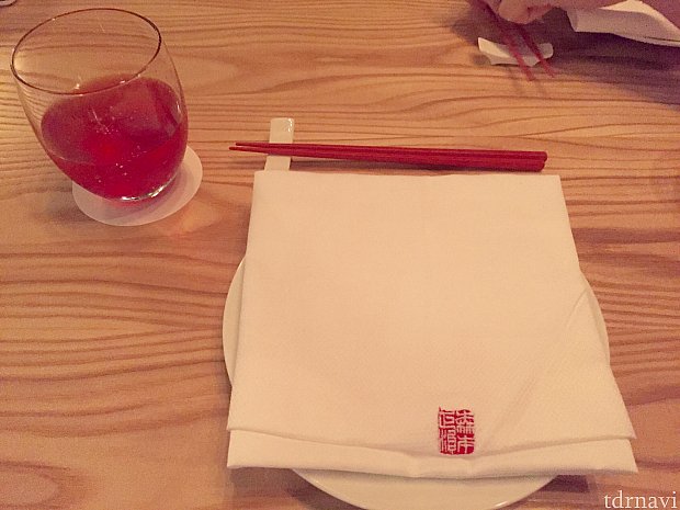 赤いお箸とグラスが印象的なテーブルセット。