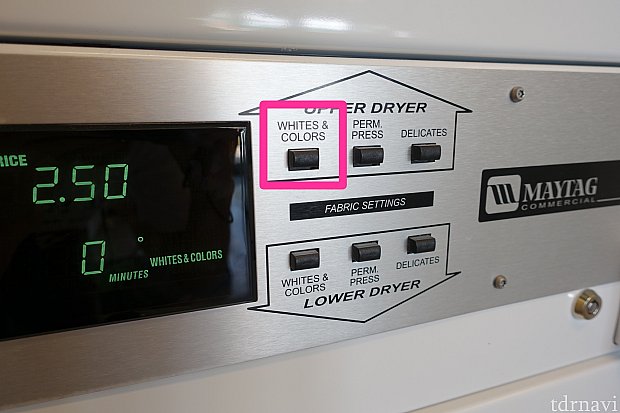 支払いが終わると乾燥機の画面に「2.50」と表示されるので、その隣にある乾燥モードのボタンを押せば乾燥がスタートします。よく分かりませんが「WHITES & COLORS」を押したら問題なしでした。