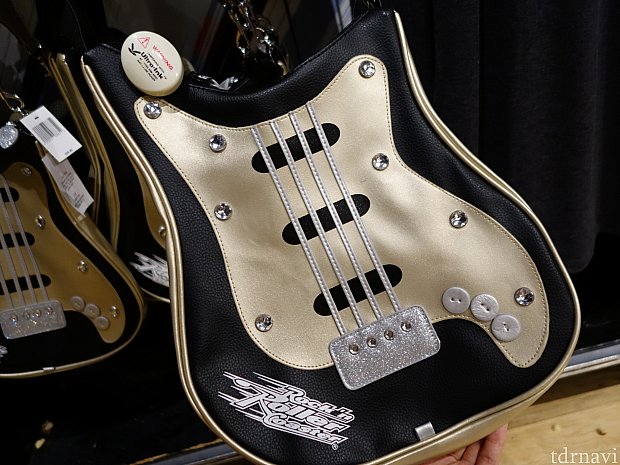 なんとギターの形をしたショルダーバッグ！ロックンローラー・コースターのロゴ入りです。