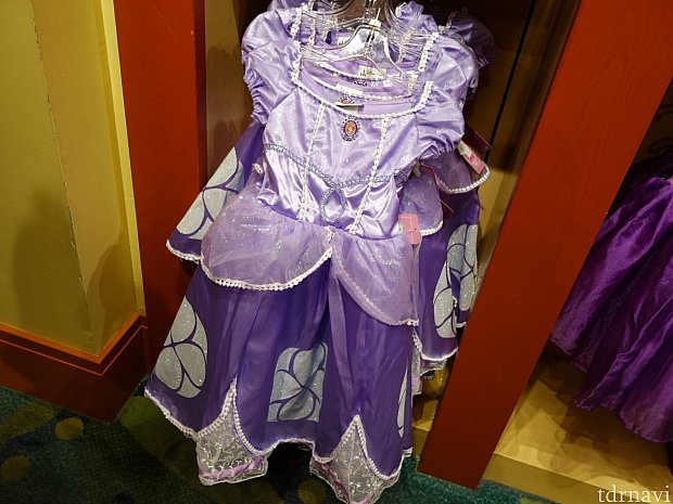 ソフィアのなりきりドレス、子ども用です。別のショップ、ダウンタウン・ディズニーの「ワールド・オブ・ディズニー」で撮影しました。