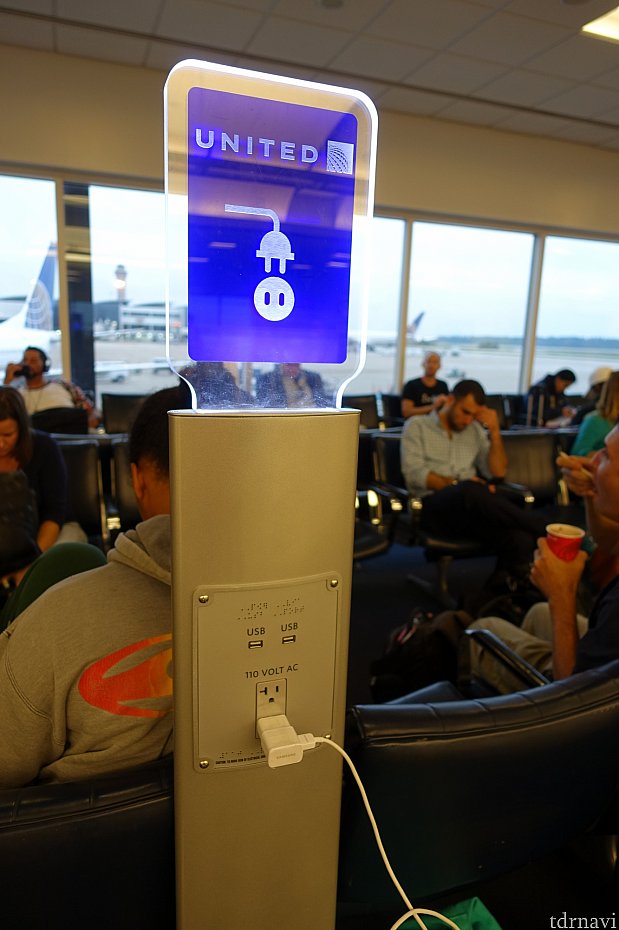 ユナイテッド航空のロビーには電源コンセントのブースが大量にあります。USBも繋がります。