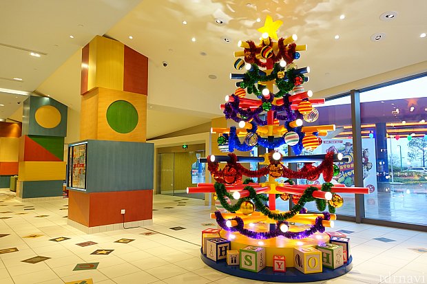 トイストーリーホテルのクリスマスツリー。ロビーのBGMもクリスマスソングに変更されています。