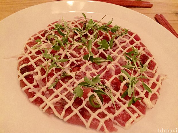 Morimoto Asiaの人気のアイテムの「Tuna Pizza」です。マグロ、ソース、ルッコラ、アンチョビがのっています。