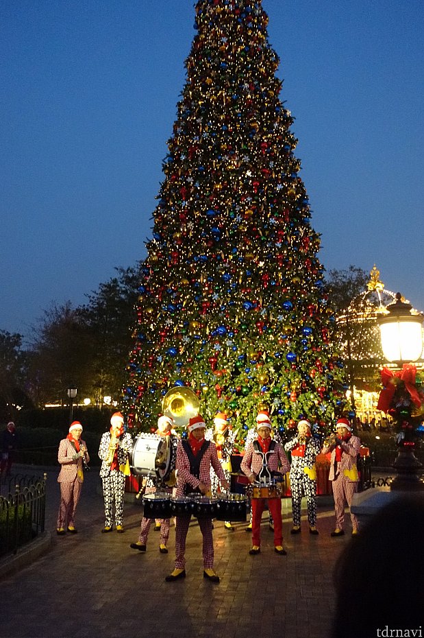 点灯前のクリスマスツリーの前に、ブラスバンドが登場してクリスマスミュージックを10分間ほど演奏してくれます。