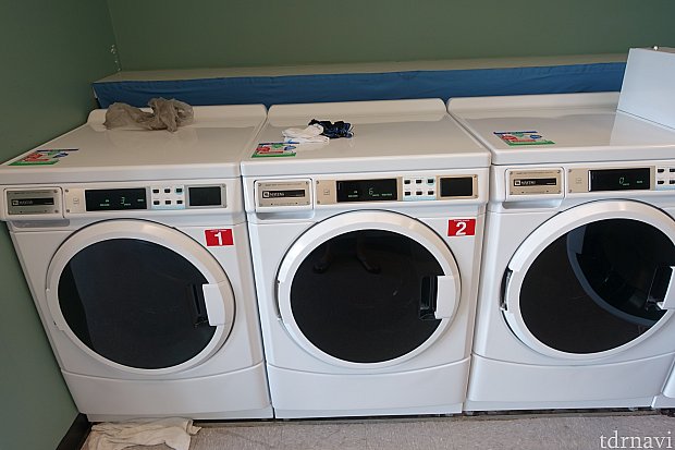 まずは空いている洗濯機を探します。そこに自分の洗濯物を入れます。