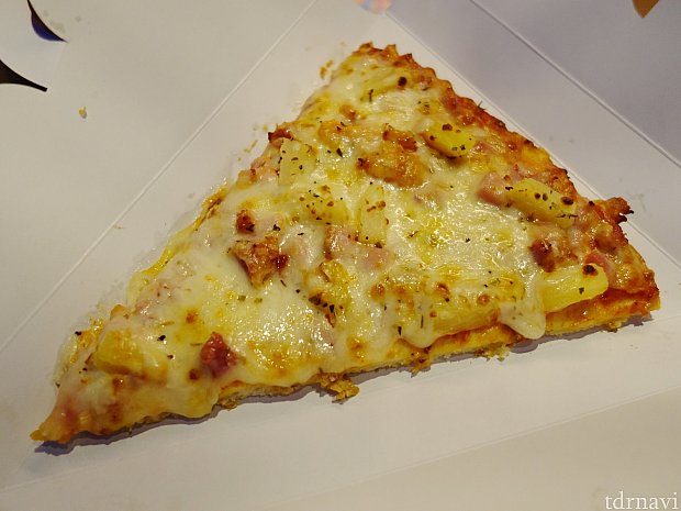 ベーコンとパイナップルのピザ（410円）パイナップルが意外とチーズに合うんです！