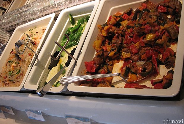 右からラタトゥイユ、オクラとキュウリのサラダ、シュリンプと春雨サラダ・野菜をたっぷり食べられる！