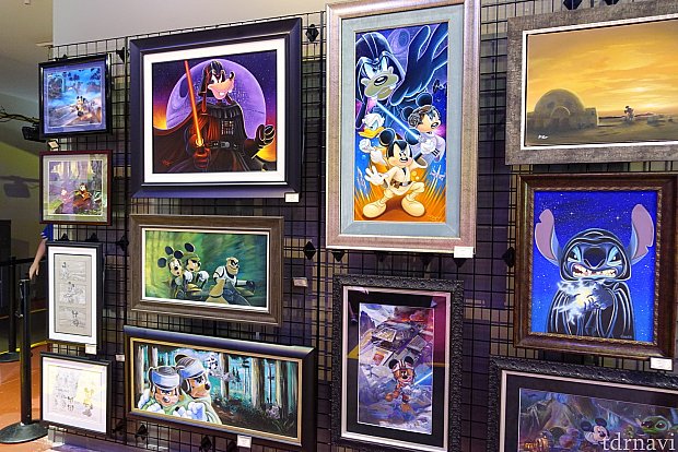 ディズニーキャラクターのアートが多数販売されていました。