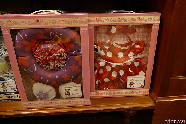 左：水着・サンダル・うきわのセット右：ミニーちゃんのコスチュームセット(海外ディズニーでも販売中)